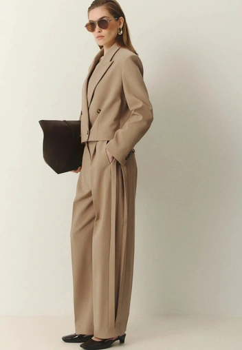 Самые модные брюки сезона&nbsp;&mdash; бежевые, как у Кэролин Бессетт-Кеннеди