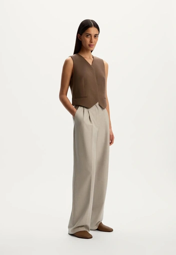 Самые модные брюки сезона&nbsp;&mdash; бежевые, как у Кэролин Бессетт-Кеннеди