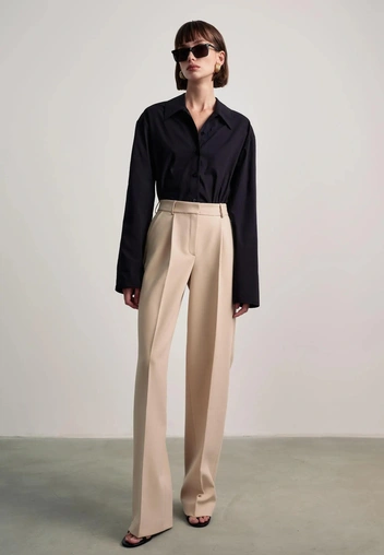 Самые модные брюки сезона&nbsp;&mdash; бежевые, как у Кэролин Бессетт-Кеннеди