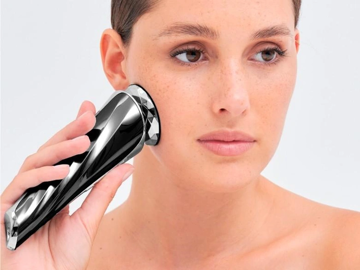 Сумка-бабочка, денди в тропиках, фан-встреча со звездой Голливуда и другие заметные инфоповоды недели