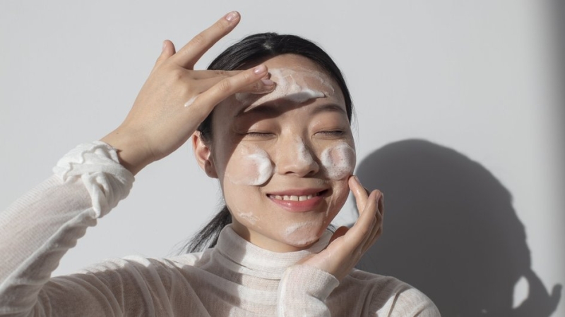 Весенний уход за&nbsp;кожей: от&nbsp;каких средств нужно отказаться, а&nbsp;какие&nbsp;&mdash; начать использовать