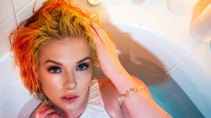 Закрасить седину и добавить яркие пряди: какое окрашивание можно сделать дома