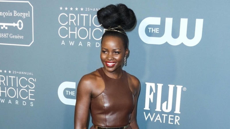 12 самых высоких причесок звезд в современной истории