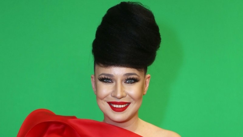 12 самых высоких причесок звезд в современной истории