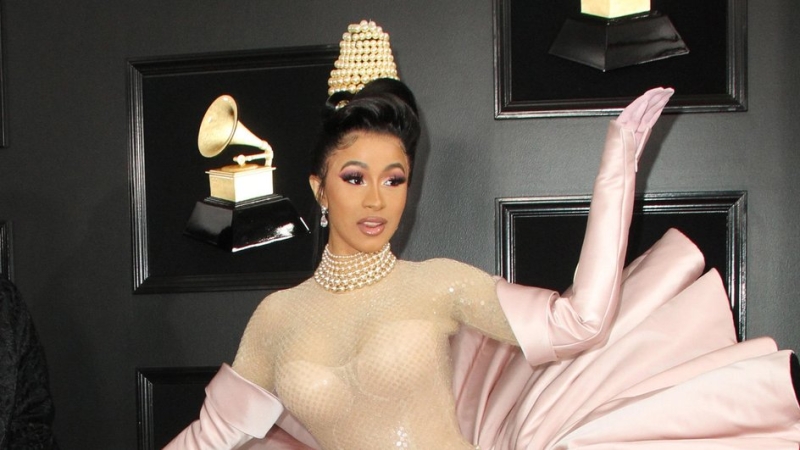 12 самых высоких причесок звезд в современной истории