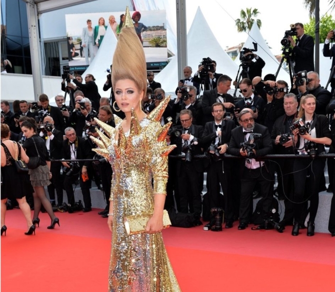 12 самых высоких причесок звезд в современной истории