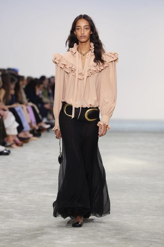 5 небанальных идей, как стилизовать блузы этой весной