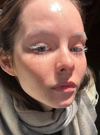 Белый макияж глаз — футуристичный тренд в цвете 2026 года