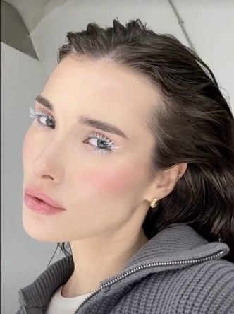 Белый макияж глаз — футуристичный тренд в цвете 2026 года