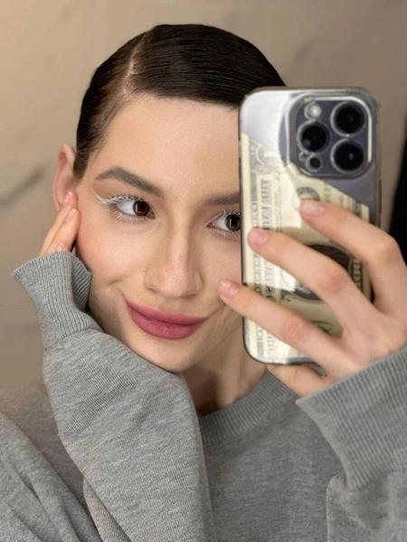 Белый макияж глаз — футуристичный тренд в цвете 2026 года