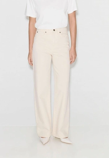 Цветные джинсы — главный апдейт гардероба этой весны