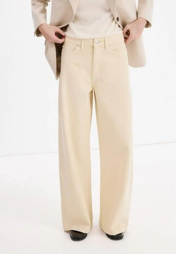 Цветные джинсы — главный апдейт гардероба этой весны