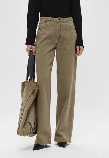 Цветные джинсы — главный апдейт гардероба этой весны