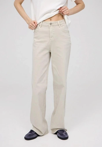 Цветные джинсы — главный апдейт гардероба этой весны