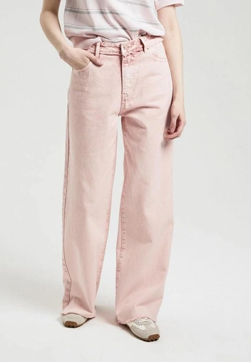 Цветные джинсы — главный апдейт гардероба этой весны