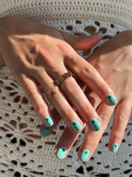 Денежный маникюр на июнь-2026: пять летних оттенков с энергетикой изобилия