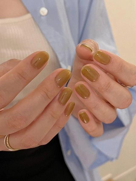 Денежный маникюр на июнь-2026: пять летних оттенков с энергетикой изобилия