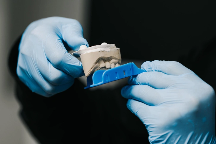 Имплантация зубов: что важно знать, если вы все еще боитесь вернуть улыбку