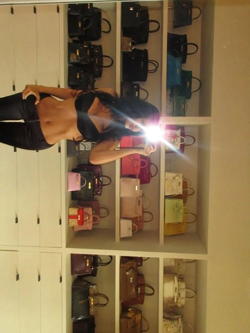 Кайли Дженнер показала &laquo;стену&raquo; из сумок Herm&egrave;s&nbsp;&mdash; их больше 50