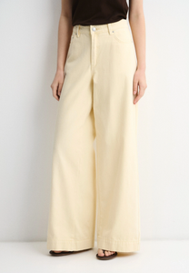 Как носить джинсы, чтобы выглядеть стройнее: 3 лучшие модели