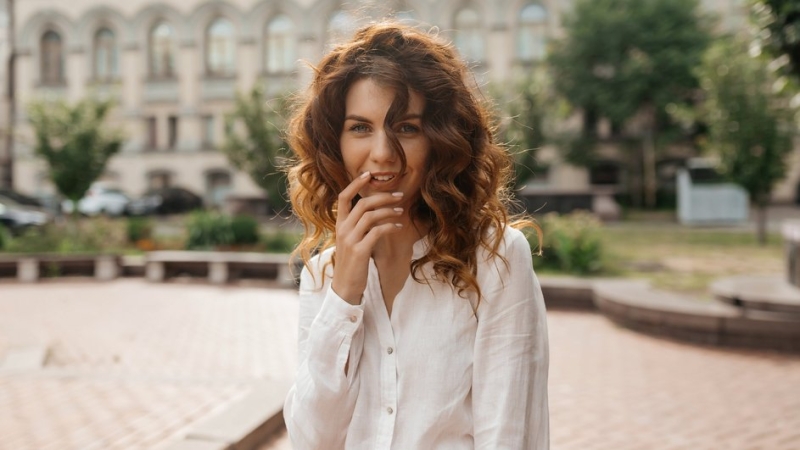 Как сделать шею длиннее и тоньше: 5 приемов, которые вытягивают силуэт