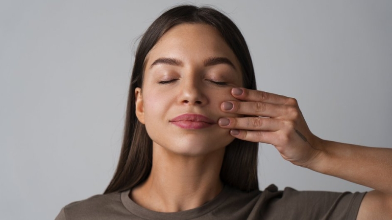 Как убрать брыли без уколов красоты: 4 техники, которые подтягивают овал