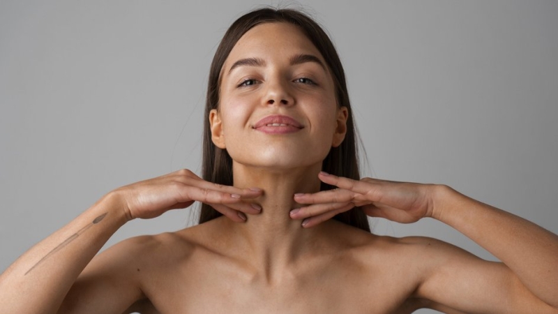 Как убрать брыли без уколов красоты: 4 техники, которые подтягивают овал