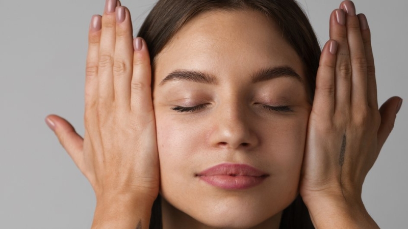 Как убрать брыли без уколов красоты: 4 техники, которые подтягивают овал