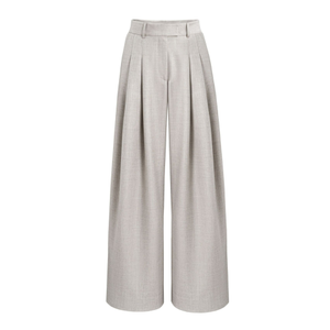 Какие брюки подходят девушкам плюс-сайз: 3 модели, которые стройнят