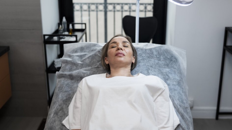 Косметологи раскритиковали трендовую процедуру &laquo;точка Лабутена&raquo;