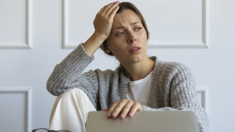 Массаж головы за 5 минут, который убирает отеки и продлевает молодость