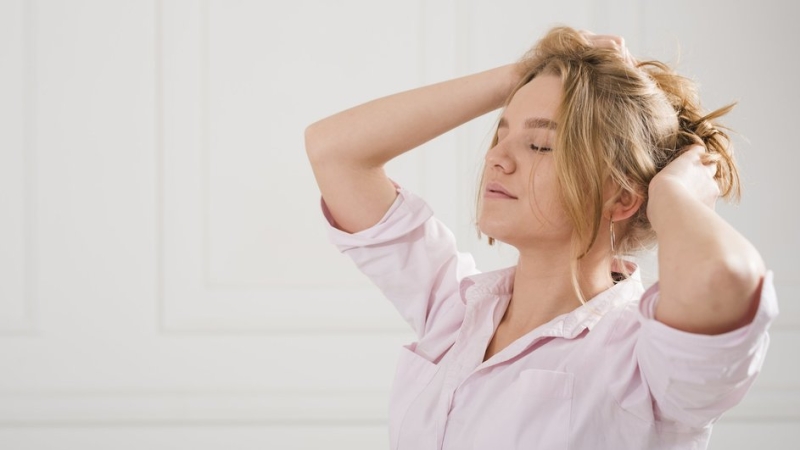 Массаж головы за 5 минут, который убирает отеки и продлевает молодость