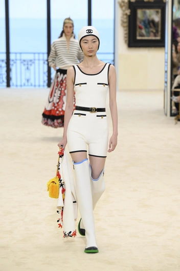 Матье Блази одел в Chanel русалку&nbsp;&mdash; у нее каффы-ракушки, ретро-купальник и платье из &laquo;чешуи&raquo;