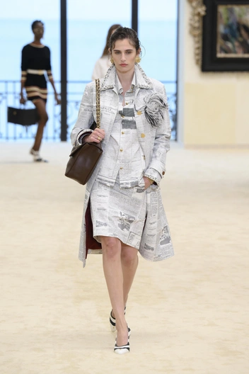 Матье Блази одел в Chanel русалку&nbsp;&mdash; у нее каффы-ракушки, ретро-купальник и платье из &laquo;чешуи&raquo;