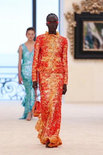 Матье Блази одел в Chanel русалку&nbsp;&mdash; у нее каффы-ракушки, ретро-купальник и платье из &laquo;чешуи&raquo;