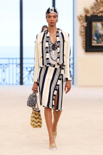 Матье Блази одел в Chanel русалку&nbsp;&mdash; у нее каффы-ракушки, ретро-купальник и платье из &laquo;чешуи&raquo;