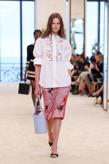 Матье Блази одел в Chanel русалку&nbsp;&mdash; у нее каффы-ракушки, ретро-купальник и платье из &laquo;чешуи&raquo;