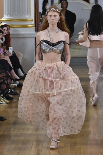 Неожиданная модная муза: как Елизавета II вдохновила дизайнеров в этом сезоне