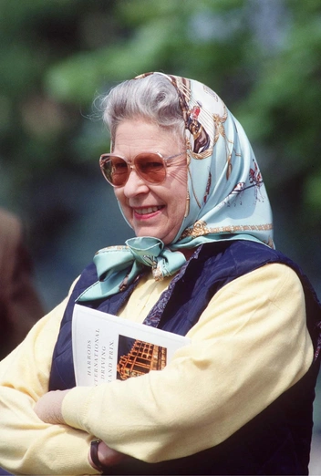 Неожиданная модная муза: как Елизавета II вдохновила дизайнеров в этом сезоне