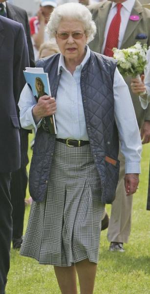 Неожиданная модная муза: как Елизавета II вдохновила дизайнеров в этом сезоне