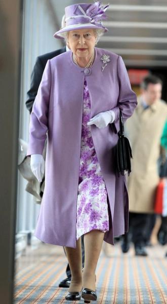 Неожиданная модная муза: как Елизавета II вдохновила дизайнеров в этом сезоне