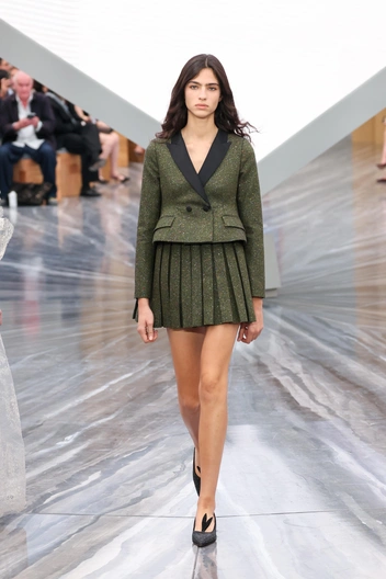 Неожиданная модная муза: как Елизавета II вдохновила дизайнеров в этом сезоне