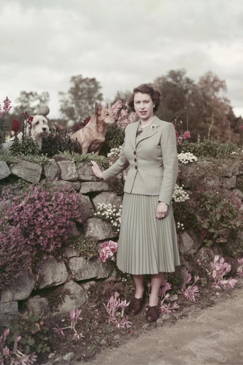 Неожиданная модная муза: как Елизавета II вдохновила дизайнеров в этом сезоне