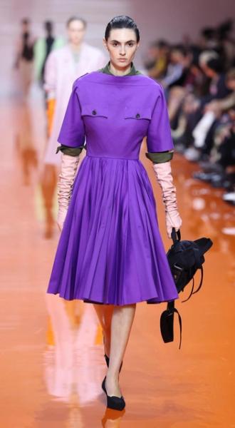 Неожиданная модная муза: как Елизавета II вдохновила дизайнеров в этом сезоне