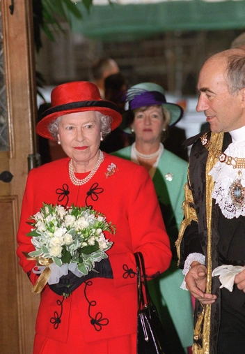 Неожиданная модная муза: как Елизавета II вдохновила дизайнеров в этом сезоне