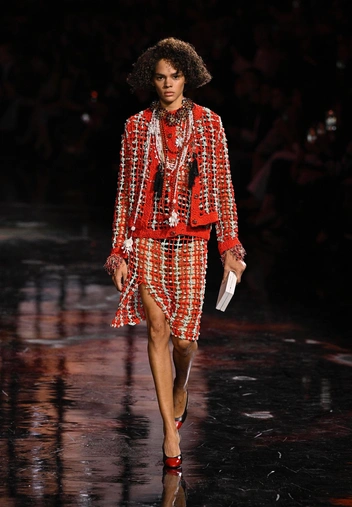 Неожиданная модная муза: как Елизавета II вдохновила дизайнеров в этом сезоне