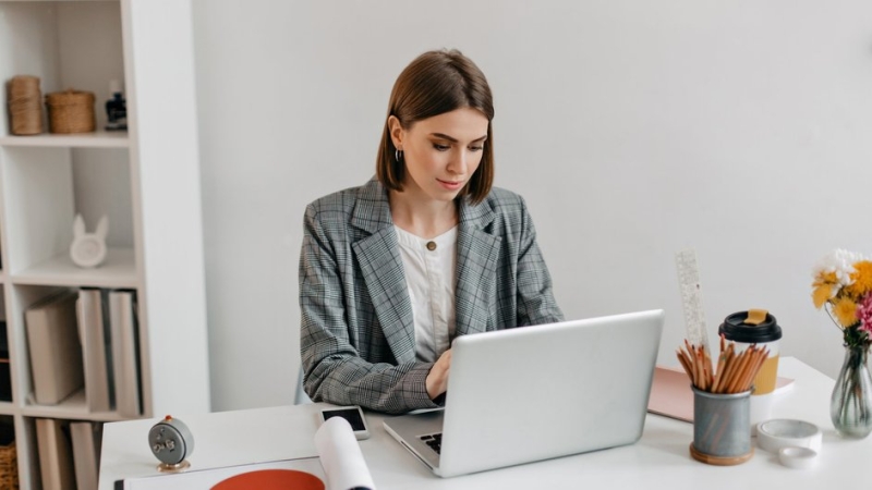 &laquo;Офисная шея&raquo;: 5 простых приемов снять усталость