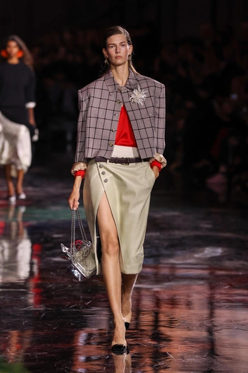 Опуская планку: низкая талия снова в тренде