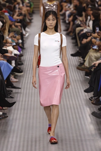 Опуская планку: низкая талия снова в тренде