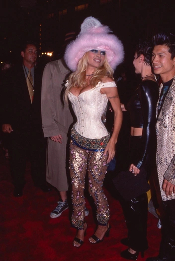 От ультрасекса к роскошному минимализму: как Памела Андерсон переизобрела свой стиль